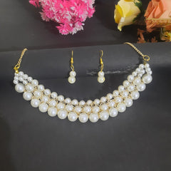 Queen’s Pearl Embrace Neclace